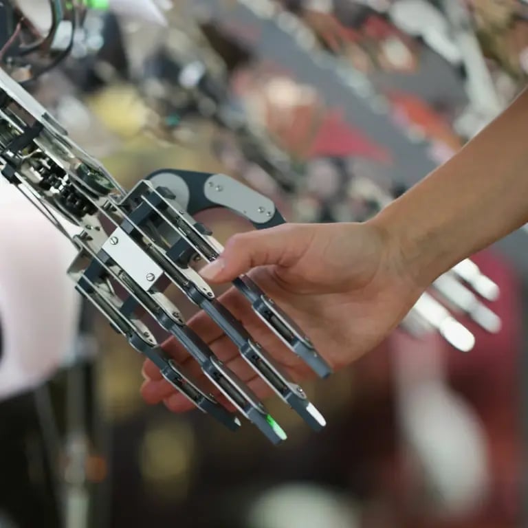 img-hand-shaking-robot-hand