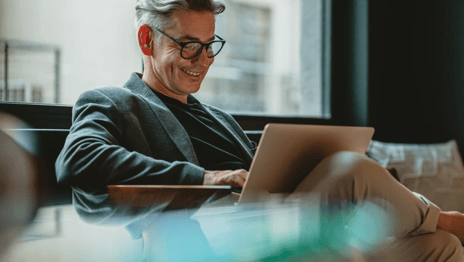 img-businessman-working-on-laptop