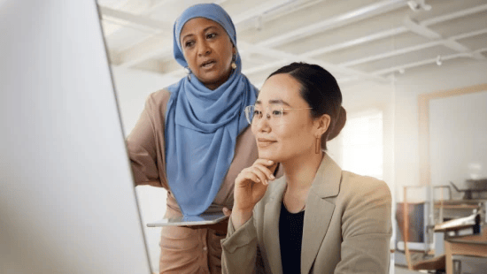 img-colleagues-discuss